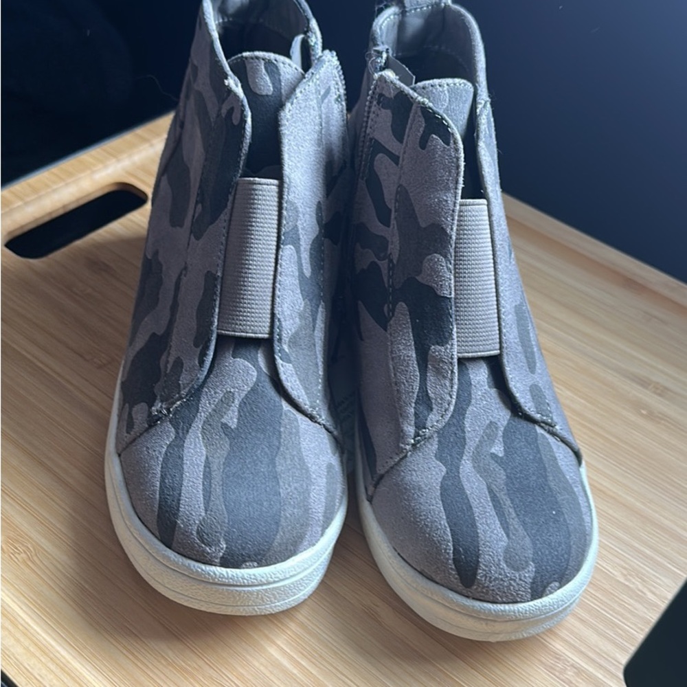Wedge slide on shoe